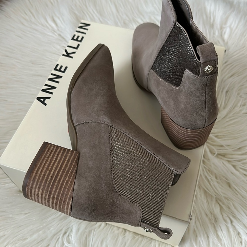 Anne Klein • NEW, tan slip on Boots